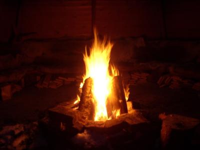 wir tanzen um das Lagerfeuer, Lagerfeuer... (oder Ali?)