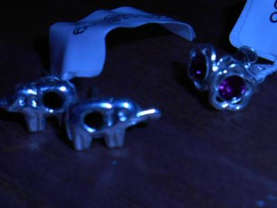 Das sind die Ohrringe aus dem Adventkranz.