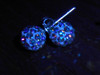 Das sind die Ohrringe die in der Kerze von meinem Bruder waren. Dass die Bilder nicht ganz scharf sind bitte ich zu entschuldigen. Diese hier funkeln so extrem dass die ersten 100 Aufnahmen garnicht zu gebrauchen waren.