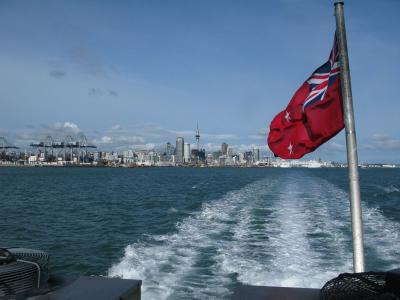 Skyline von Auckland vom Wasser aus