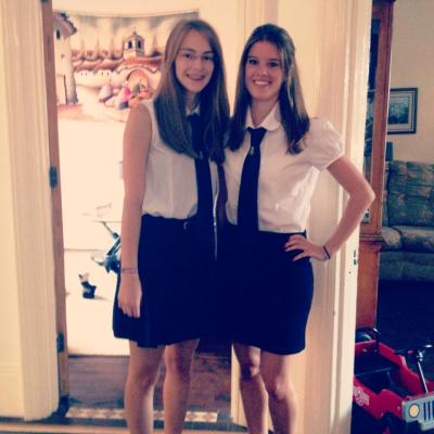 die Schuluniform(ärmellose Blusen wie die die ich trage sind übrigens verboten..) die Schuluniform(ärmellose Blusen wie die die ich trage sind übrigens verboten..)