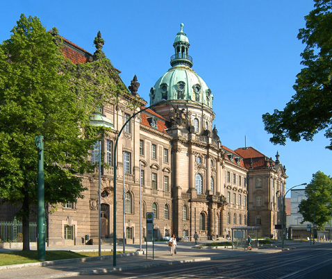 Stadthaus Potsdam: Der Eingang zum Präsidentenflügel ist die kleine Tür neben dem grünen Zaun vorne im Bild. Stadthaus Potsdam: Der Eingang zum Präsidentenflügel ist die kleine Tür neben dem grünen Zaun vorne im Bild.