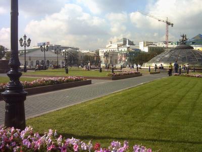 Alinas letzter Tag in Moskau, ein Sommertag ohne Regen (in Moskau sehr ungewoehnlich). Shoppen, essen, quatschen und abends ein unleckerer Kaffee und als ich die Kellnerin darauf hingewiesen hab, bat sie mir an, die Polizei zu holen...