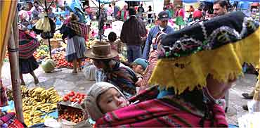 Ein Leben im Sack: Quetchua-Baby im traditionellen Ruecken-Tuch des peruanischen Anden-Hochlands