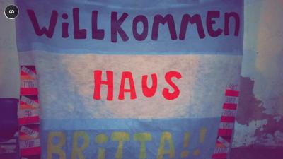 Das ist &uuml;brigens die riesige Flagge die sie f&uuml;r mich gemacht haben *__* soo s&uuml;&uuml;&uuml;&szlig;!!