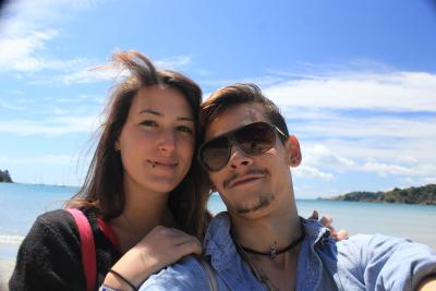 Zusammen am Strand in Oneroa auf Waiheke.