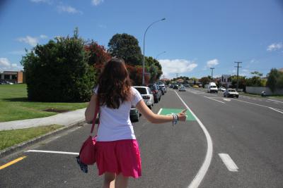 Wir beim hitchhiking (also Trampen)...