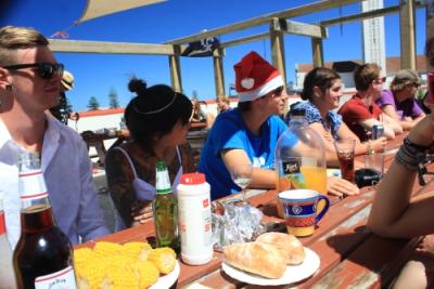 Heather, Jay und der Rest der Meute an Weihnachten unter blauem Himmel!