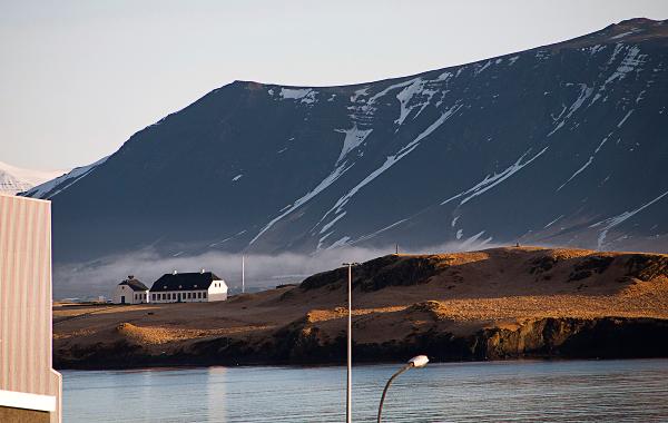 Sonnenaufgang am 20.3.2015 über der Insel Viðey vor Reykjavík