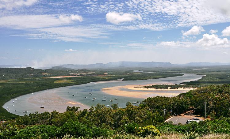 Blick über den Endeavour River von Cooks Ausguck auf dem "Grassy Hill" bei Cooktown