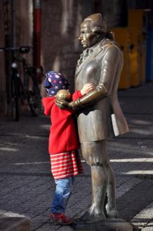 Lichtenberg-Statue von Fuat Duschku neben dem Alten Rathaus in Göttingen