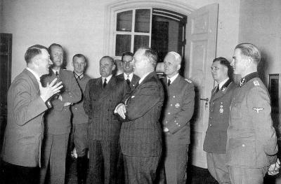 Hitler empfängt strahlend Ribbentrop nach dessen Rückkehr aus Moskau im August '39