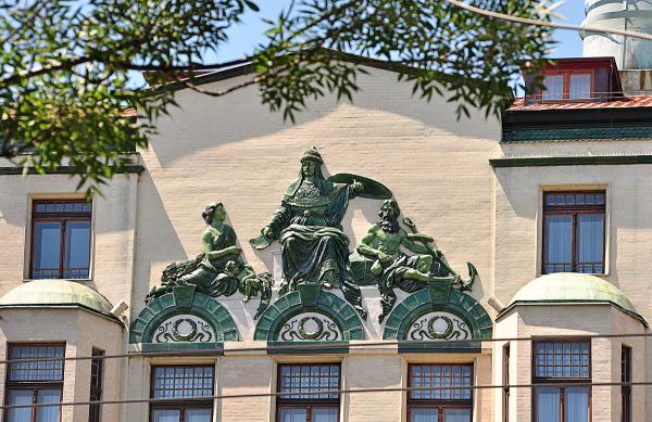 allegorischer Fassadenschmuck am Hotel Moskva