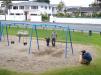 Richard mit seinen beiden Kindern am Spielplatz, rechts der andere wwoofer: Tobias