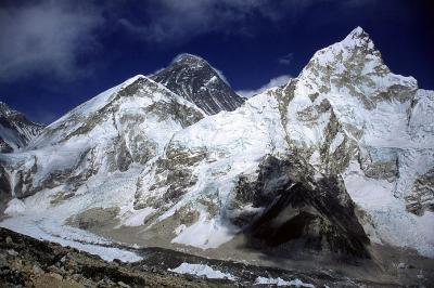 Mount Everest (schwarzer Berg) mit Nuptse, Lhotse und Khumbu-Eisfall.