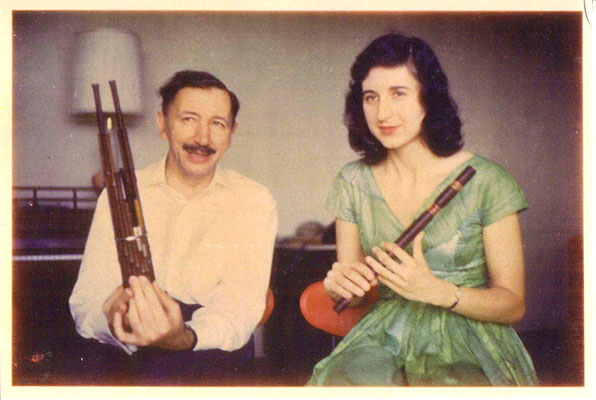 Hovhaness mit seiner vierten Frau 1962