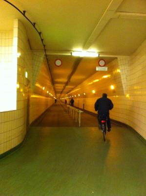 Der Fahrradtunnel unter dem Fluss