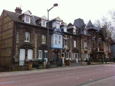 Häuserfassade in der Normandie