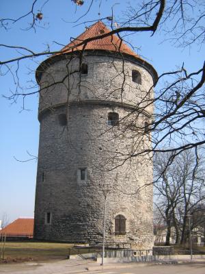 Dieser gewaltige, mittelalterliche Verteidigungsturm auf dem Toompea Hill wurde seltsamerweise als "Kiek in de K&ouml;k" ("kuck in die K&uuml;che") bekannt, denn die Soldaten konnten von hier aus in die weiter unten gelegenen K&uuml;chen schauen.