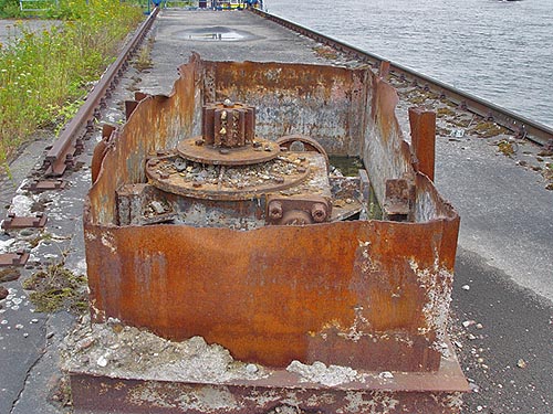 steht vergessen am rhein und wartet, auf das sich jemand erinnert...