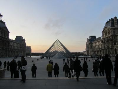 Sehr hübsch die Aussicht auf die Pyramiden des Louvre mit dem Sonnenuntergang und alles.