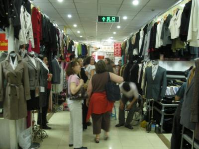 Der Stoffmarkt: Laden an Laden, Stoffe an Stoffe..