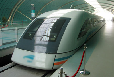 Der chinesische Transrapid, die Maglev.<br />
F&auml;hrt mit gut 400km/h vom Flughafen Richtung Stadt.