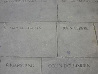 Asche auf dein Haupt, John Cleese! Asche auf dein Haupt, John Cleese!