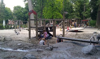Die Leichtigkeit des Seins der Kinder auf einem Spielplatz :-)