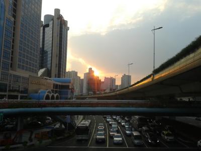 Die Megastadt bei Sonnenuntergang um halb 6