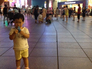 Kleines Kind auf der Nanjing Road