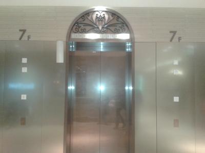 Aufzug im Luxuseinkaufszentrum bei der Yili Lu