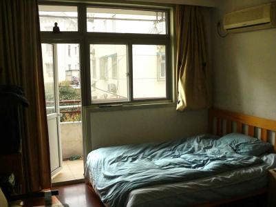 Mein Zimmer mit Blick auf den Balkon + Garten