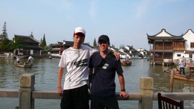 loki und ich in zhujiahiao<br />
(er ist nicht gr&ouml;&szlig;er als ich)
