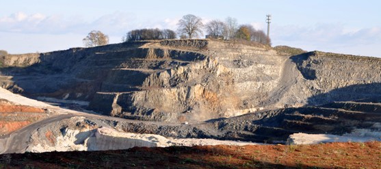 Berg mit der Piuslinde aus Richtung A3. Drumherum geht der Bergbau weiter