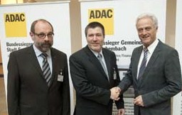 Schirmherr des Wettbewerbs Minister Ramsauer (r.) gratuliert Bürgermeister J. Spahl, (l.) ADAC-Vize Klaus Becker