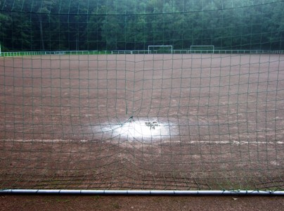 Blick durchs Tor auf den Sportplatz Siershahn