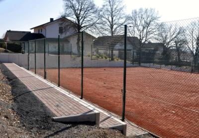 Neue Zäune und Stützmauern an den Tennisplätzen Siershahn