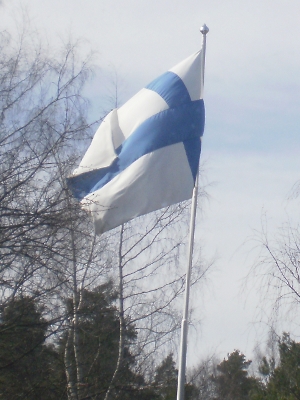 [Bild: finnische Flagge am Fahnenmast bei uns im Hof]