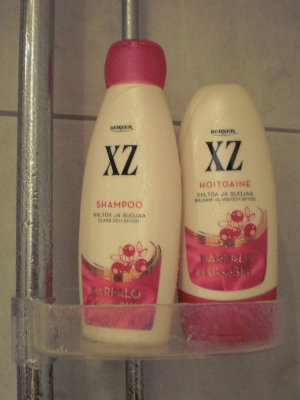 [Bild: Preiselbeer-Karamel-Shampoo und -Haarpflegepackung]