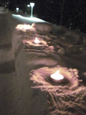 [Bild: drei Kerzen im Schnee]