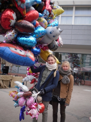 [Bild: zwei Luftballonverkäuferinnen]