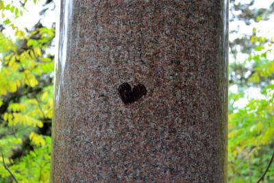 Ein kleines schwarzes Herz an einer Säule. Ein kleines schwarzes Herz an einer Säule.