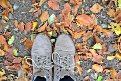 Bunte Blätter, Steinchen und meine Schuhe. Bunte Blätter, Steinchen und meine Schuhe.