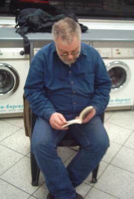 Lesend im Waschsalon