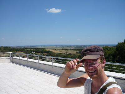 wenn das nicht mal fernsicht ist....vom dach des empfangsgebäudes in pannonhalma mit martin, der ausversehen durchs bild hüpft