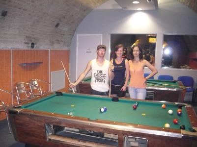 hier samma billard spielen mit 2 schülerinnen, die dazu verdonnert wurden, mit uns was zu unternehmen ;)