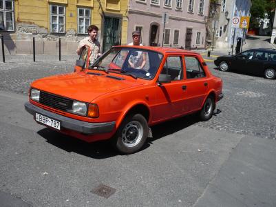 oder so ähnlich hieß der wagen. ein 20 jahre alter skoda...der erwähnte, der uns zum pannonhalma gebracht hat. sicherheitsgurt excl.