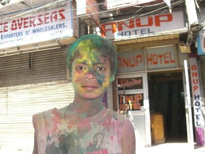 strassenjunge an holi (vor meinem hotel)