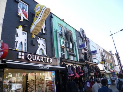Camden Town High Street. So sehen da die Laeden aus. Find ich gut :)